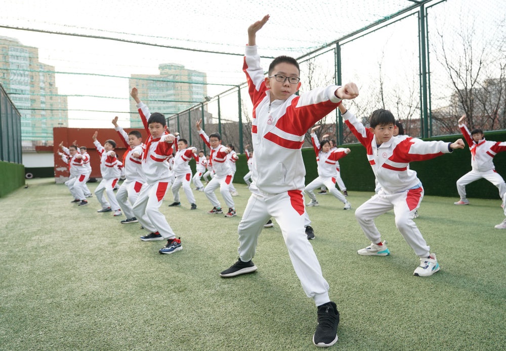 2024年2月21日，在人大附中實(shí)驗(yàn)小學(xué)，學(xué)生們在體育課中進(jìn)行武術(shù)練習(xí)。新華社記者 任超 攝