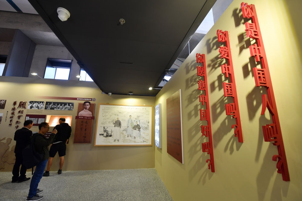 在南開大學(xué)海冰樓內(nèi)，墻上掛著“愛國三問”（2019年10月14日攝）。新華社記者 李然 攝