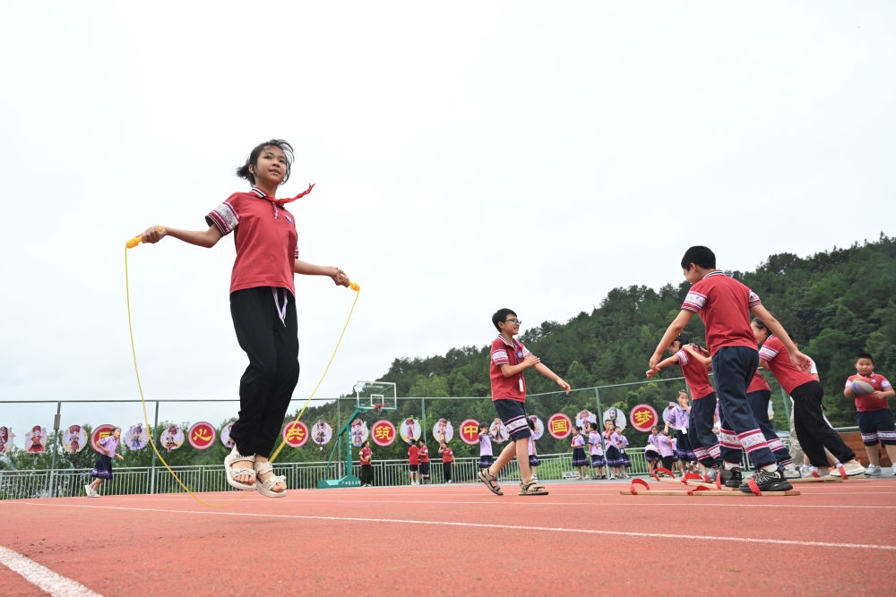 在廣西桂林市龍勝各族自治縣龍勝鎮(zhèn)第二小學(xué)，學(xué)生在大課間跳繩（2024年6月26日攝）。新華社記者 姜克紅 攝