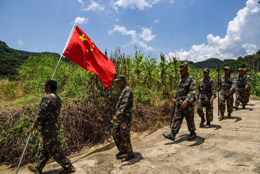8月16日，老支書尼紅（左二）和班老鄉(xiāng)班搞村巡邊隊一起出發(fā)去巡邊。新華社記者吉哲鵬 攝
