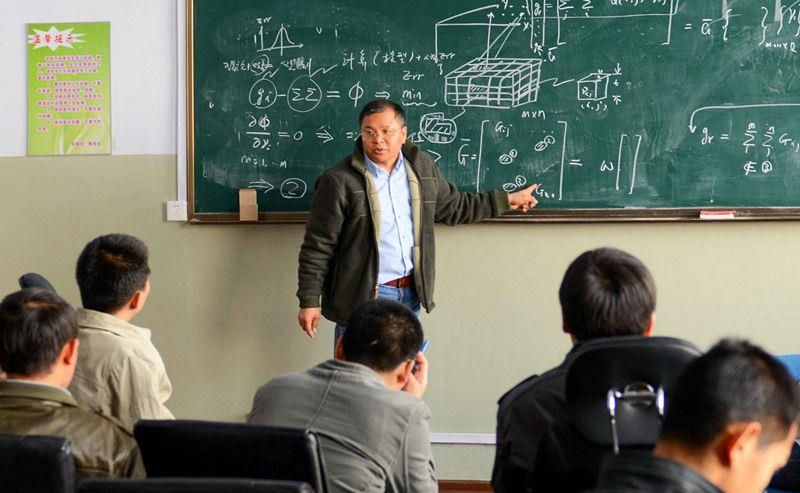 2011年4月，著名地球物理學(xué)家黃大年為學(xué)生們授課。