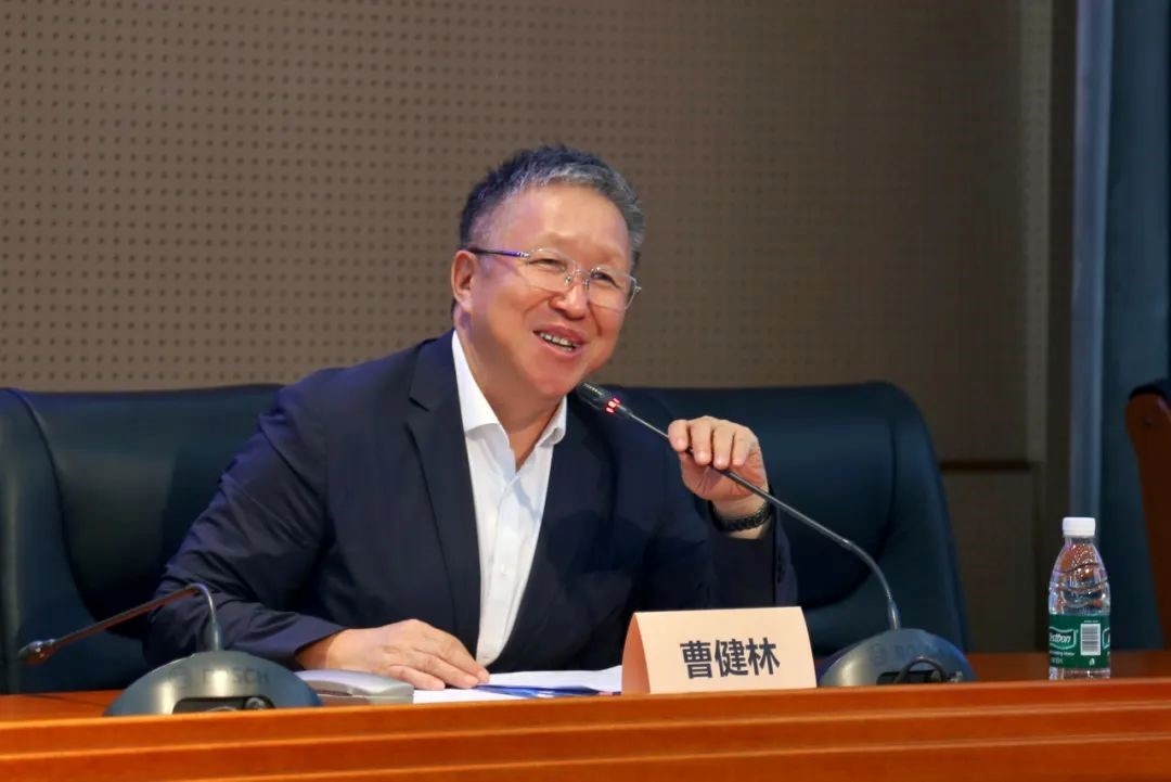 科技部原副部長(zhǎng)、十三屆全國(guó)政協(xié)教科衛(wèi)體委員會(huì)副主任、現(xiàn)任季華實(shí)驗(yàn)室理事長(zhǎng)、主任曹健林致辭。主辦方供圖
