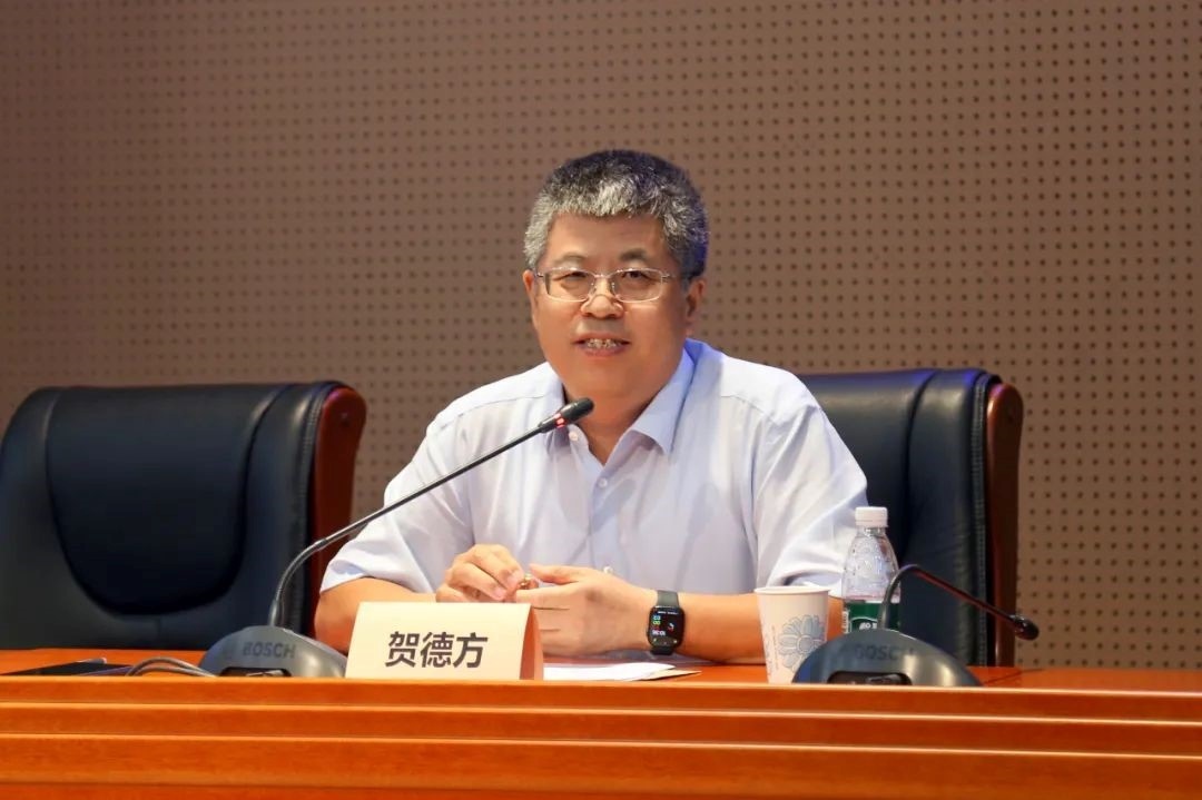 國(guó)務(wù)院參事、科技部原副秘書長(zhǎng)、中國(guó)科技評(píng)估與成果管理研究會(huì)理事長(zhǎng)賀德方致辭。主辦方供圖