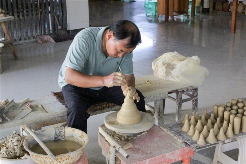 陶器是人類社會(huì)由舊石器時(shí)代發(fā)展到新石器時(shí)代的標(biāo)志之一，也是人類由野蠻走向文明的標(biāo)志，承載著人類成長(zhǎng)進(jìn)步的記憶。陶藝一條街上，母氏陶藝館內(nèi)，空氣中彌漫著陶土的芬芳。非遺傳承人母先才展示制陶技術(shù)，他神情專注、心無旁騖地打磨手中的陶坯，手中的泥土在旋轉(zhuǎn)的陶輪上漸漸成型。與土陶相伴近40年的母先才堅(jiān)守初心，傳承土陶技藝是他作為貴州省級(jí)非遺花茂土陶傳承人的“執(zhí)念”與責(zé)任。（俄羅斯《俄羅斯報(bào)》視覺內(nèi)容部副主編阿爾圖爾·杰魯諾夫攝）