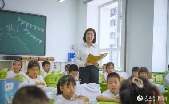 9月9日，黑龍江省哈爾濱市花園小學(xué)，語(yǔ)文老師正在給二年級(jí)小學(xué)生們上課。人民網(wǎng)記者 張哲鑫攝
