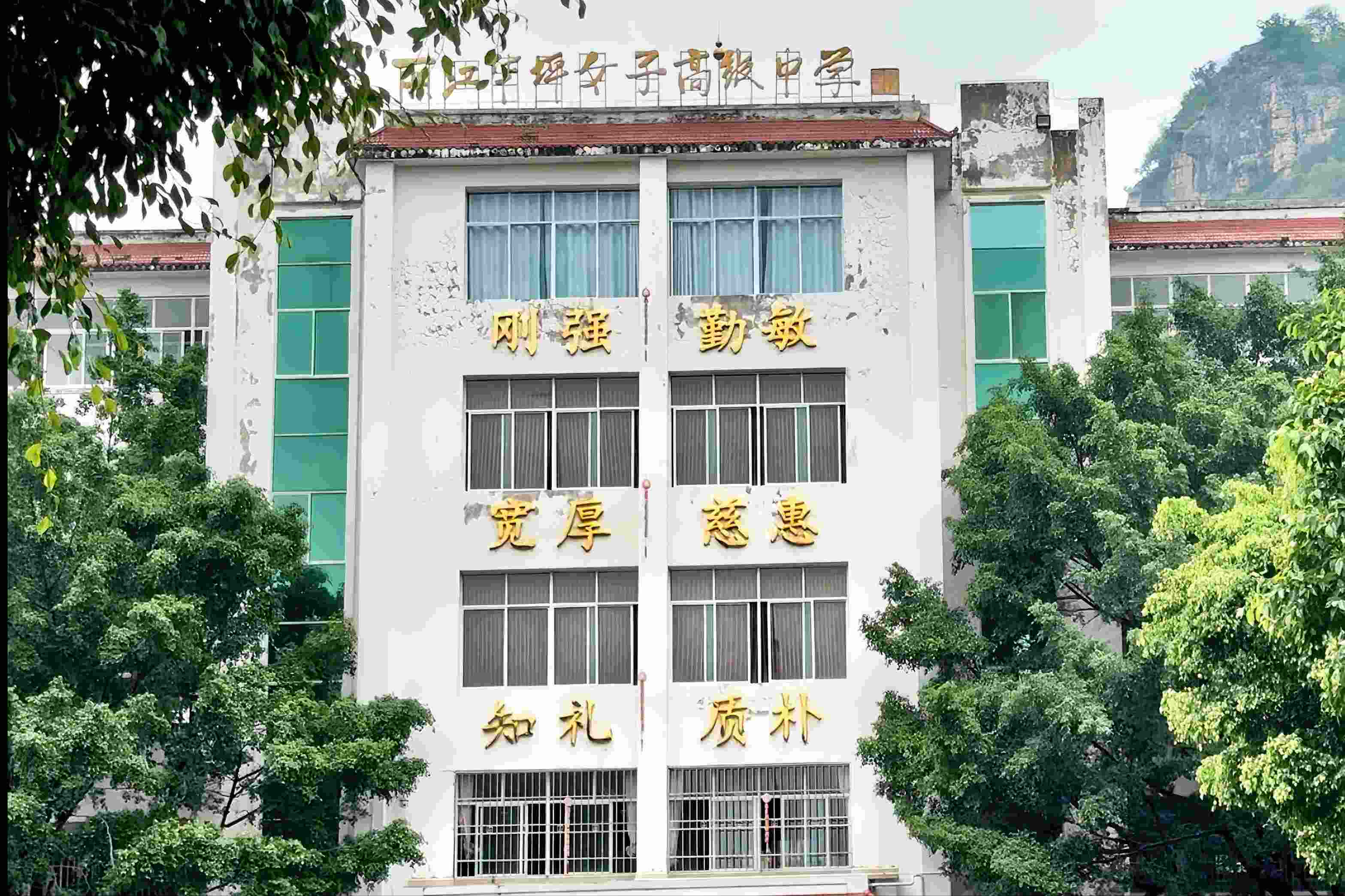 華坪女高教學(xué)樓。人民網(wǎng)記者 劉微攝