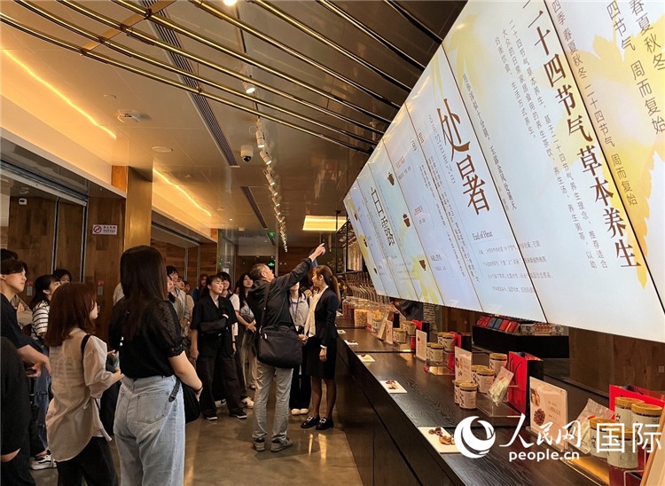 2. 日中友好協(xié)會青年代表團(tuán)一行學(xué)習(xí)24節(jié)氣養(yǎng)生知識。（人民網(wǎng)記者陳思 攝）