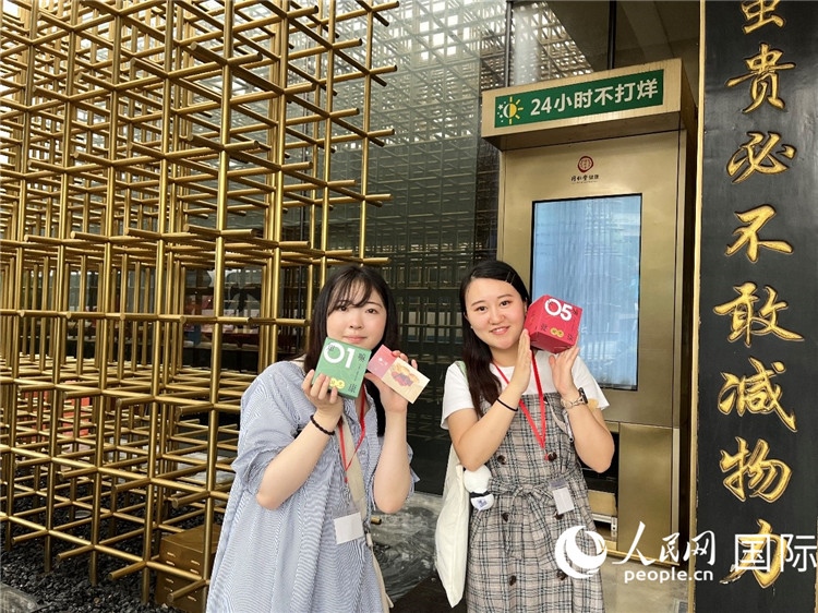 5. 代表團(tuán)團(tuán)員展示通過無人售藥機(jī)購買的盲盒。（人民網(wǎng)記者陳思 攝）