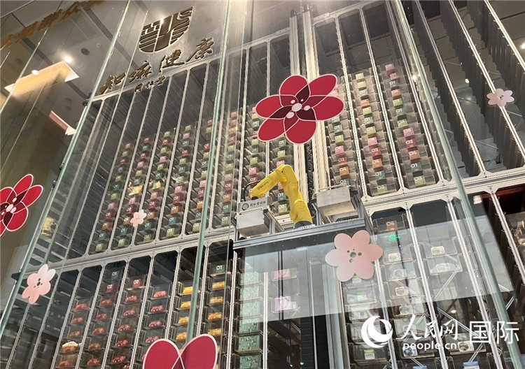 6. 機(jī)械臂正在取貨。（人民網(wǎng)記者陳思 攝）
