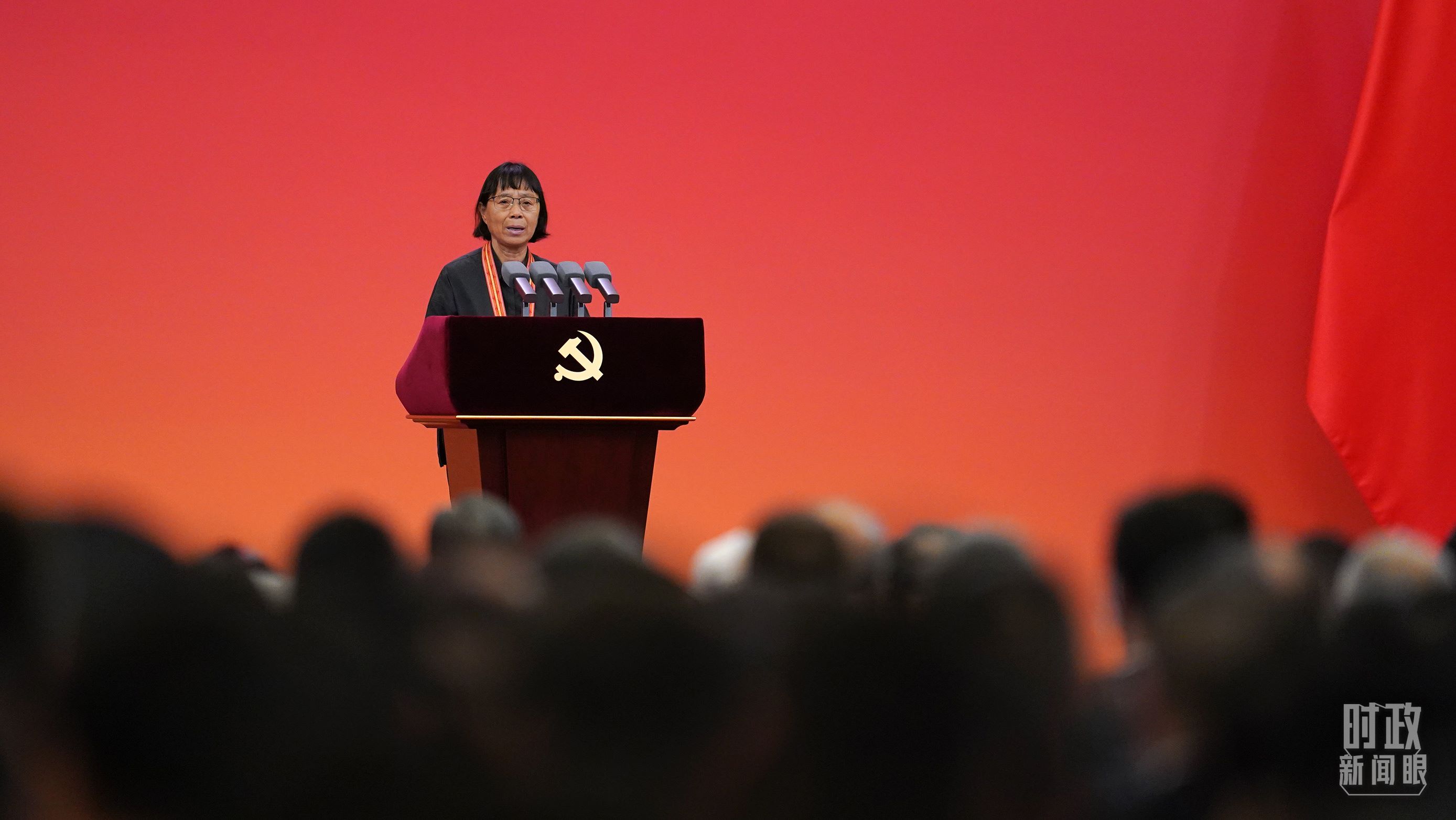  △2021年6月，幫助數(shù)千名貧困山區(qū)女孩圓夢大學(xué)的人民教師張桂梅，代表“七一勛章”獲得者發(fā)言。（總臺國廣記者李晉拍攝）