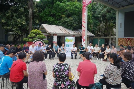  南寧市青秀區(qū)新竹社區(qū)召開“竹聲傾談”民情懇談會(huì)。（李抒蓉 攝）