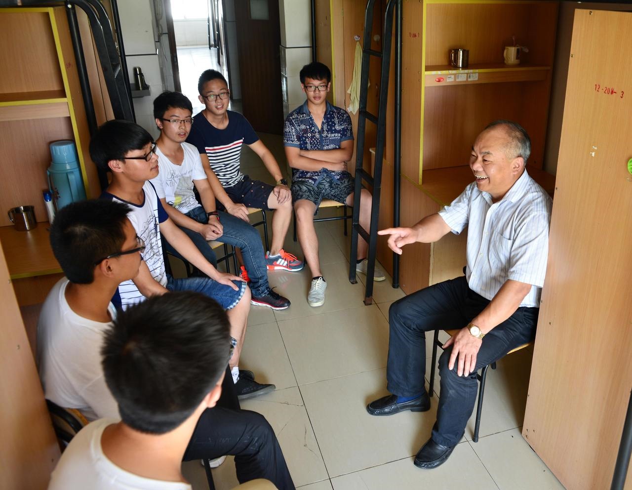 鄭志湖在學生寢室與學生談心（資料圖片）