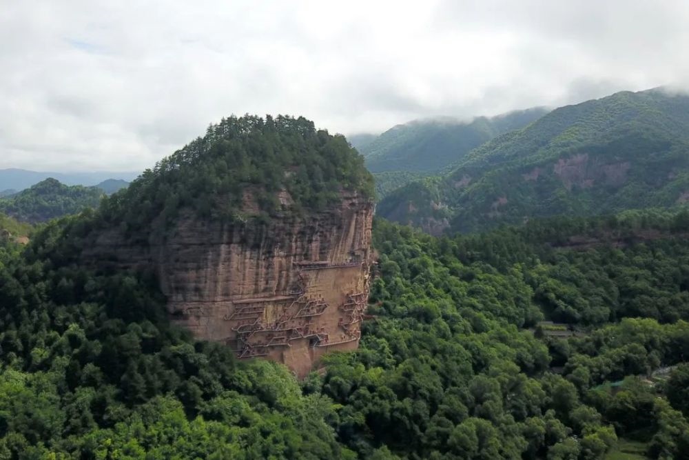 麥積山石窟全景。新華社記者 范培珅 攝