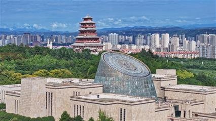△寶雞青銅器博物院建筑外形運用高臺門闕、青銅厚土的建筑語言，氣勢恢宏，厚重威嚴(yán)。（總臺央視記者范凱拍攝）