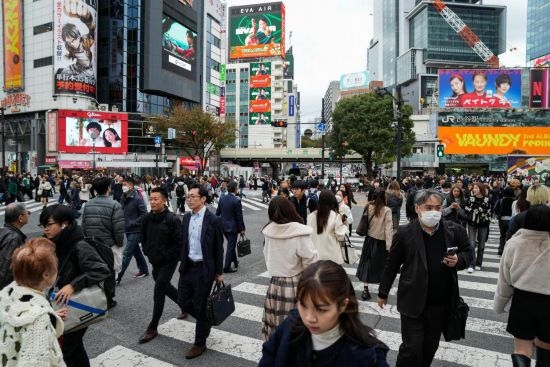 2023年11月15日，人們走過(guò)日本東京澀谷車(chē)站前的十字路口。新華社記者張笑宇攝
