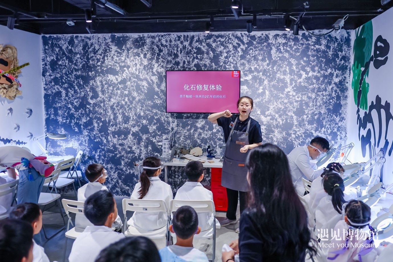 3. 小朋友們在“2億年的地球記憶——恐龍化石特展”體驗當“小小科學家”。遇見博物館供圖