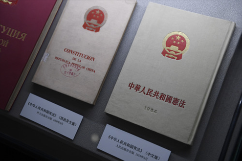 這是“五四憲法”歷史資料陳列館北山街館區(qū)展出的“五四憲法”中文版和西班牙文版。（2018年2月24日攝）新華社記者黃宗治攝