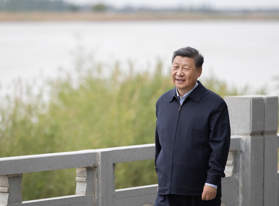 2020年6月8日，中共中央總書記、國家主席、中央軍委主席習(xí)近平在寧夏黃河吳忠市城區(qū)段了解加強黃河流域生態(tài)保護(hù)情況。新華社記者 王曄 攝