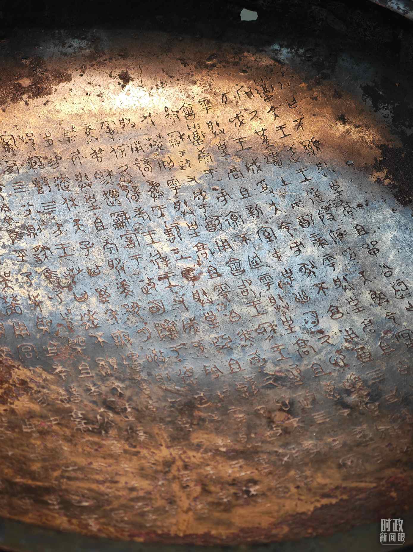 △ 寶雞青銅器博物院內(nèi)展陳——逨盤。（總臺央視記者丁欣、彭漢明拍攝）