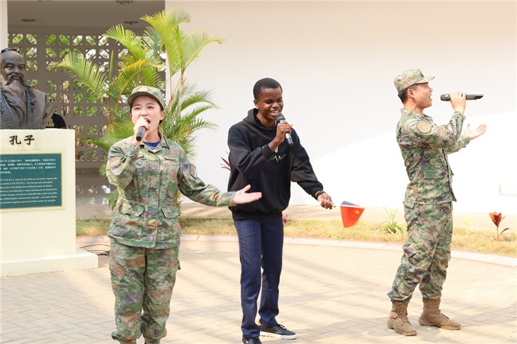 孔院學(xué)生與中國海軍官兵合唱《天地龍鱗》。內(nèi)圖大學(xué)孔子學(xué)院供圖