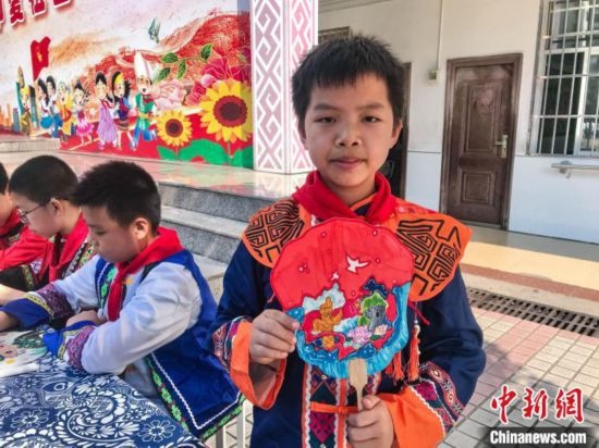 翠竹小學(xué)學(xué)生展示自己繪制的團(tuán)扇作品。蔣豐慧 攝