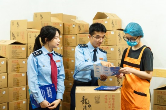 國家稅務(wù)總局平樂縣稅務(wù)局青年服務(wù)隊深入本土月餅生產(chǎn)銷售企業(yè)，精準(zhǔn)推送適用稅惠政策，為香甜的月餅增添“稅滋味”。任斯林攝