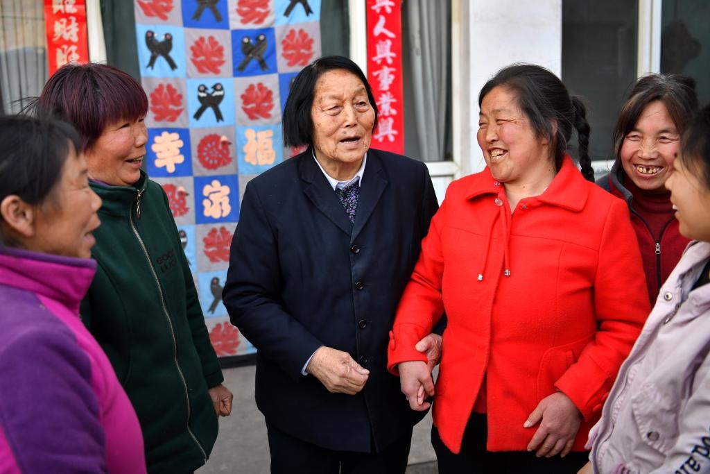 2019年3月23日，申紀(jì)蘭（左三）在山西省平順縣西溝村與村民分享全國(guó)兩會(huì)精神。新華社記者 曹陽(yáng) 攝