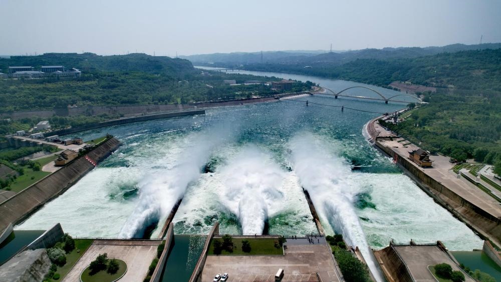 2023年6月21日，調(diào)水調(diào)沙清水下泄階段的小浪底水庫(kù)下泄基本為清水（無(wú)人機(jī)照片）。黃河調(diào)水調(diào)沙已實(shí)施22年，通過(guò)調(diào)水調(diào)沙，黃河下游河道主河槽得到全線沖刷，河床有明顯下降，行洪和過(guò)沙能力普遍提高。