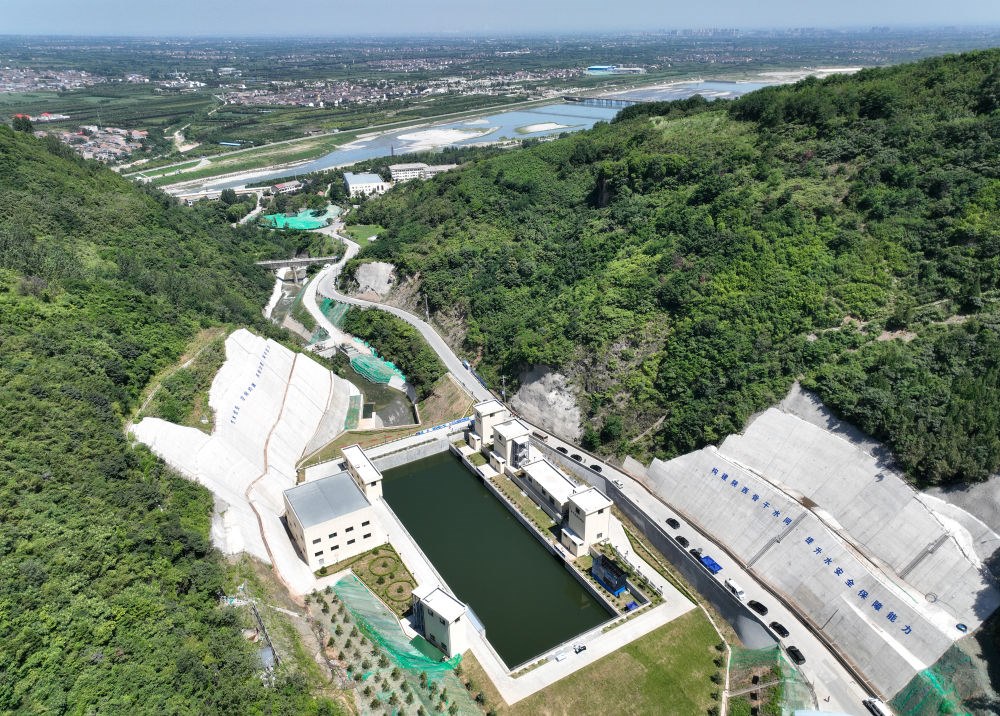 2023年7月16日，國(guó)家重大水利工程引漢濟(jì)渭工程成功實(shí)現(xiàn)先期通水，這是在陜西西安拍攝的黃池溝配水樞紐（無(wú)人機(jī)照片）。引漢濟(jì)渭工程全部建成投用后，可增加渭河入黃河水量年均6億至7億立方米。