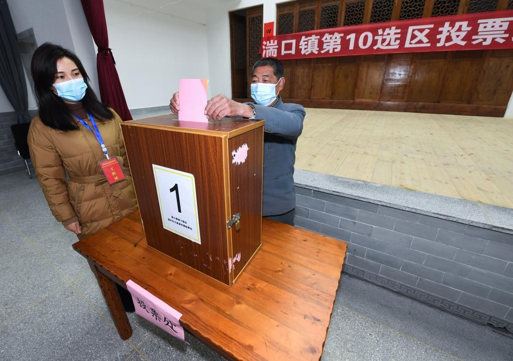 2021年12月14日，在浙江省杭州市臨安區(qū)湍口鎮(zhèn)迎豐村的基層投票點(diǎn)，村民在參加投票，村級(jí)監(jiān)察聯(lián)絡(luò)員監(jiān)票。新華社記者 徐昱 攝