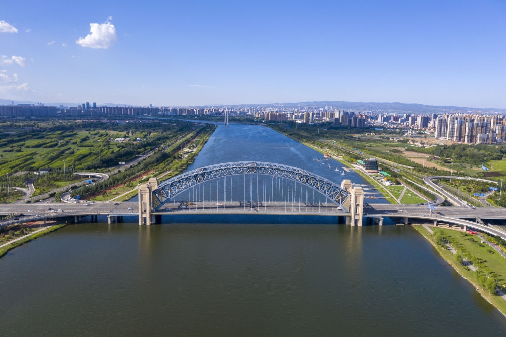 2024年6月7日在山西拍攝的汾河太原段晉陽(yáng)橋（無(wú)人機(jī)照片）。汾河是黃河第二大支流。近年來(lái)，當(dāng)?shù)赝ㄟ^(guò)源頭截污、雨污分流、生物治藻等措施推進(jìn)“一泓清水入黃河”工程。今年1月至6月，太原市境內(nèi)6個(gè)地表水國(guó)考斷面優(yōu)良水體比例達(dá)到100%。