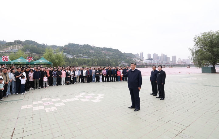 9月10日至13日，中共中央總書記、國家主席、中央軍委主席習(xí)近平在甘肅考察。這是11日下午，習(xí)近平在黃河蘭州中山橋段考察時(shí)，同在場的干部群眾親切交流。新華社記者 王曄 攝