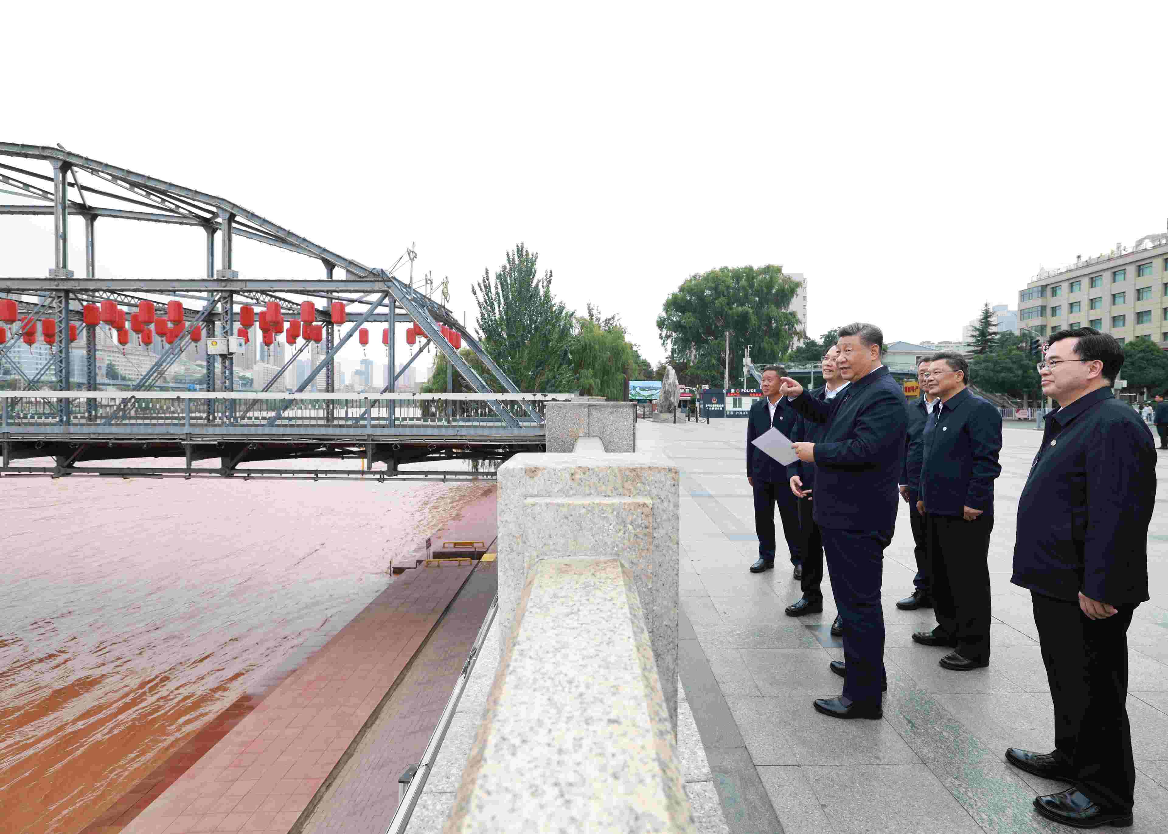 △ 2024年9月11日，習(xí)近平總書記來到甘肅省蘭州市黃河蘭州中山橋段，了解當?shù)赝苿狱S河流域生態(tài)保護情況。