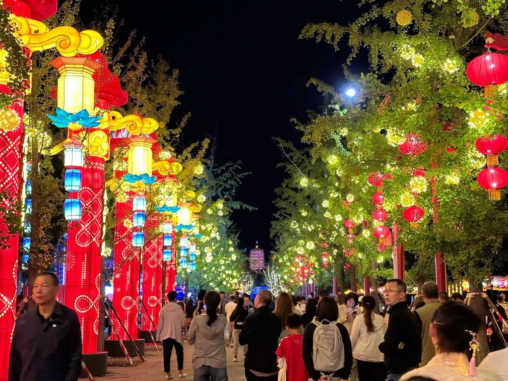 市民游客在2024年北京中秋國慶彩燈游園會欣賞彩燈。新華社記者楊淑君 攝