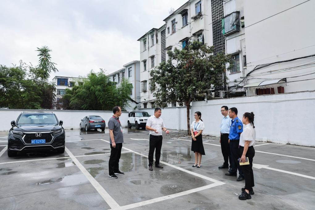 2024年9月11日，在浙江省湖州市，湖州吳興區(qū)人大代表、人大飛英街道工委代表及塔下街社區(qū)代表前往已改建的一處停車場(chǎng)進(jìn)行實(shí)地調(diào)研，監(jiān)督該改建項(xiàng)目的完成情況。新華社記者 徐昱 攝