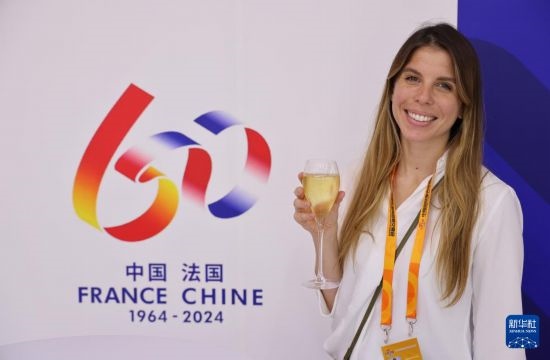 9月12日，工作人員在服貿會法國國家館展示香檳酒。新華社記者 戚曉毅 攝