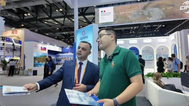 伊和·阿塔里扎德介紹阿塞拜疆產(chǎn)業(yè)園。人民網(wǎng)記者 楊倩攝