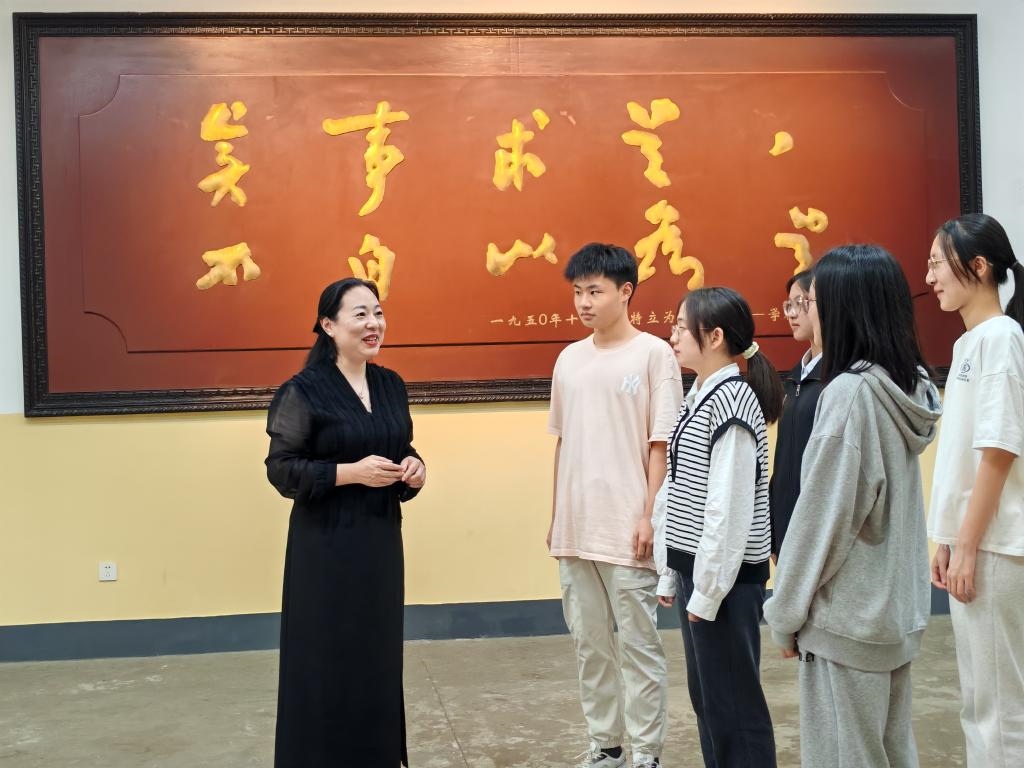 湖南第一師范學院思政課教師正在為學生講述紅色校史。（受訪者供圖）