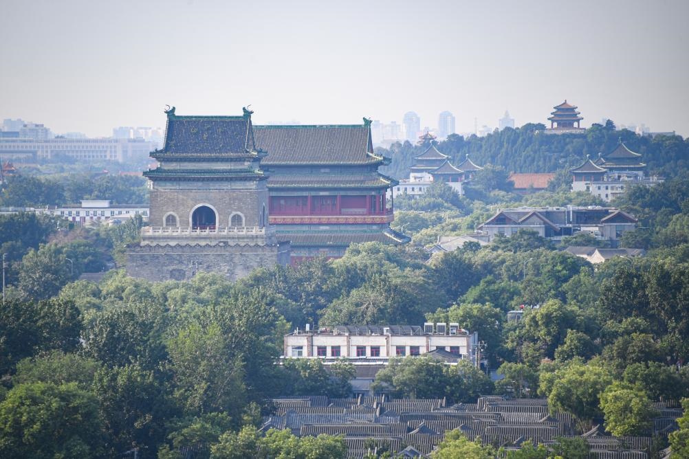 遠(yuǎn)眺北京中軸線上的鐘鼓樓與景山（2024年7月20日攝）。新華社記者 陳鐘昊 攝