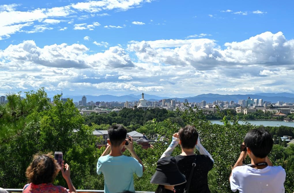 2024年8月12日北京天氣晴好，游客從景山上拍攝遠(yuǎn)處的北海公園。新華社記者李鑫 攝