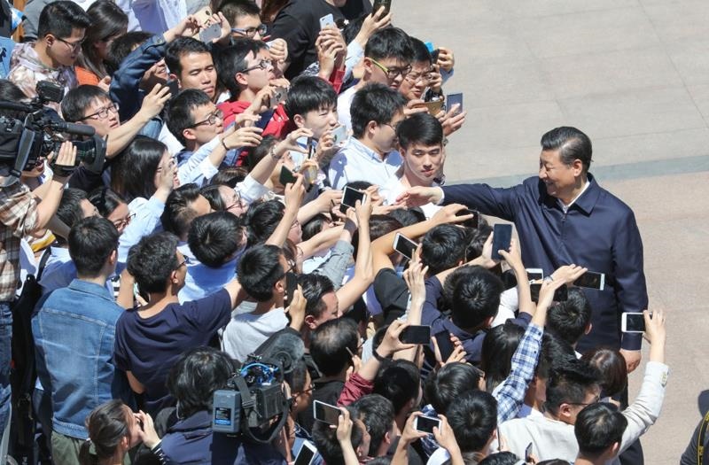 2018年5月2日，習(xí)近平總書記來到北京大學(xué)考察。這是總書記離開學(xué)校時同道路兩旁師生親切握手。