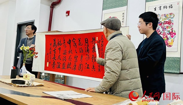 旅秘書法家向現(xiàn)場觀眾展示書法作品。人民網(wǎng)記者 宋亦然攝