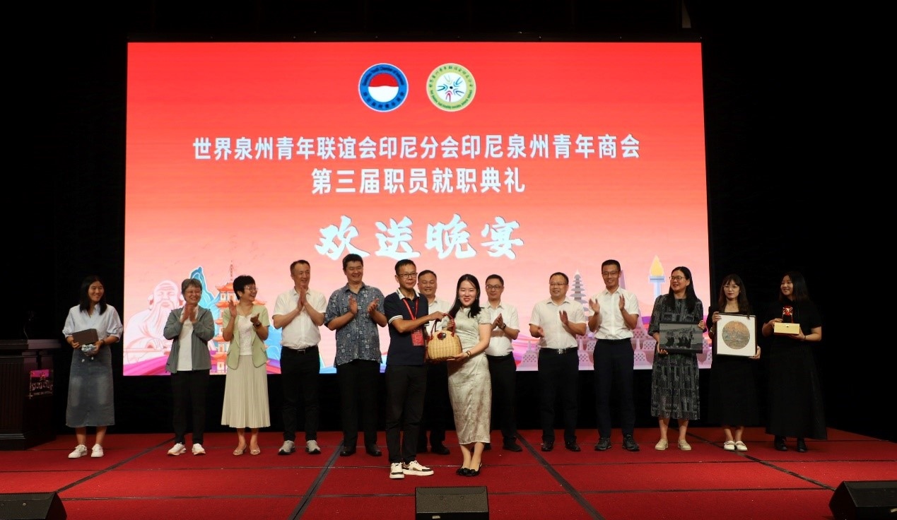工藝大師們向阿拉扎大學(xué)孔子學(xué)院捐贈(zèng)手工藝術(shù)品。阿拉扎大學(xué)孔子學(xué)院供圖