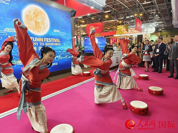 “你好！中國”展臺開幕式上的中國傳統(tǒng)舞蹈表演。人民網(wǎng)記者 尚凱元攝