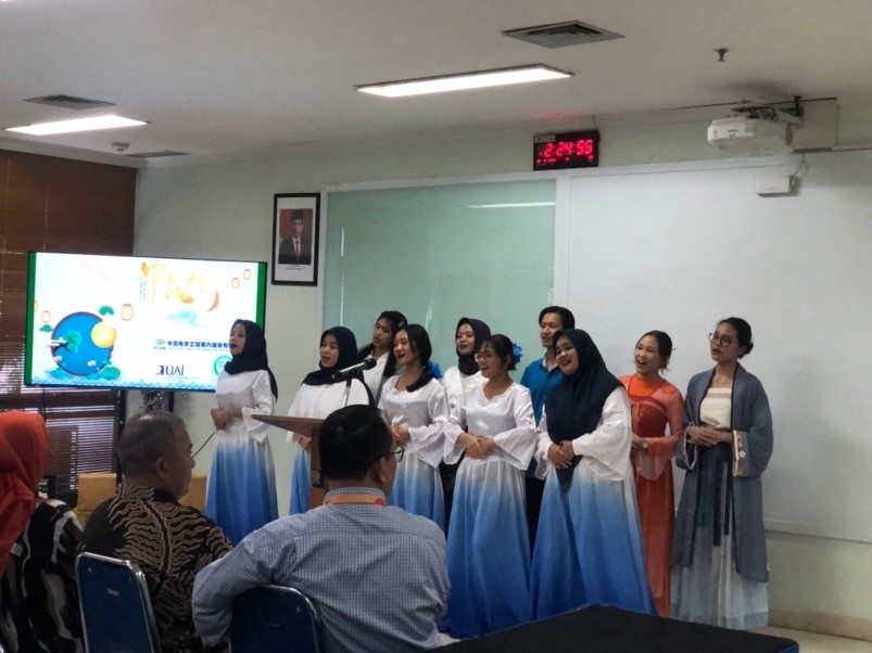阿拉扎大學中文系學生演唱中文歌曲?；顒又鬓k方供圖