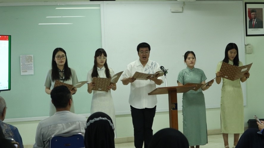 阿拉扎大學孔子學院志愿者教師表演詩朗誦?；顒又鬓k方供圖