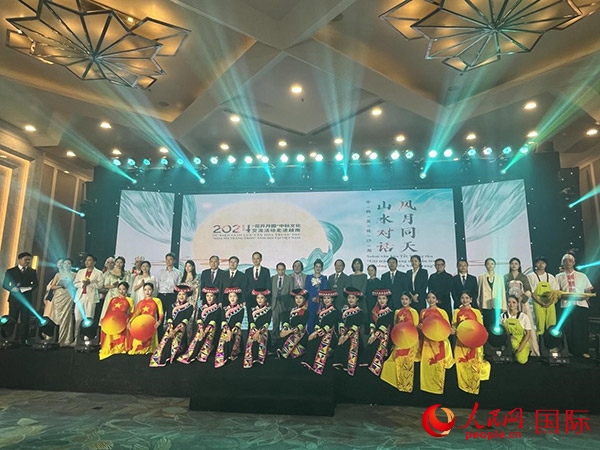 兩國(guó)嘉賓與中越藝術(shù)家現(xiàn)場(chǎng)合影。人民網(wǎng)記者 楊曄攝
