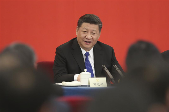 2018年3月4日下午，中共中央總書記、國家主席、中央軍委主席習(xí)近平看望參加全國政協(xié)十三屆一次會議的民盟、致公黨、無黨派人士、僑聯(lián)界委員，并參加聯(lián)組會，聽取意見和建議。 新華社發(fā)（盛佳鵬 攝）