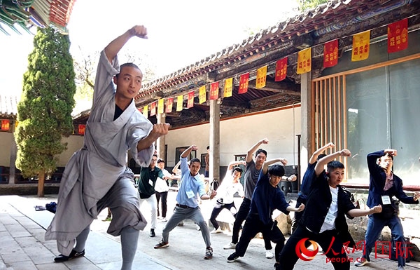 日本少林寺拳法青年代表團(tuán)體驗體驗少林十三拳。人民網(wǎng)記者 張靖攝