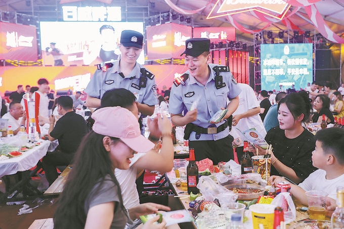 8月10日，黑龍江省哈爾濱市公安局松北分局民警輔警在啤酒大棚開展安全宣傳。史繼東攝